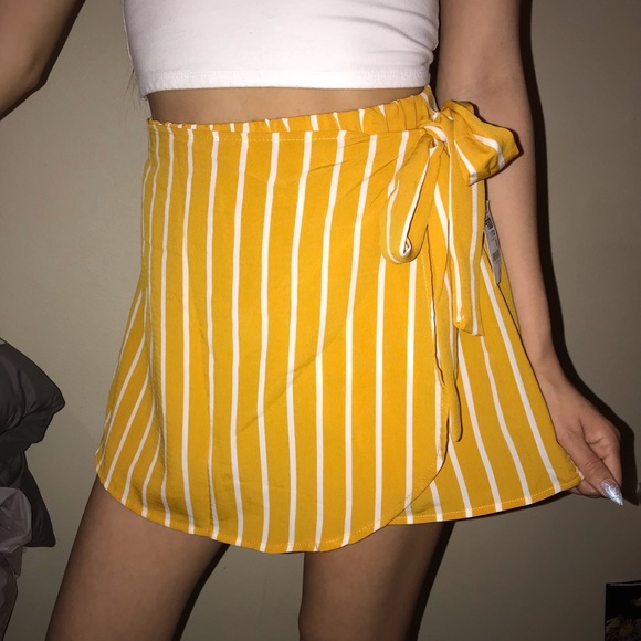 Charlotte Russe Pants - SOLD‼️ Yellow and White Striped Skort